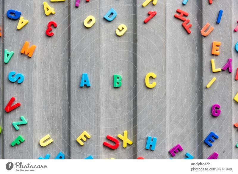 Die Buchstaben abc auf einer Zinnwand in Grau, umgeben von Zahlen und Buchstaben Alphabet zurück zur Schule Beginn Tafel Kindheit Hochschule bunt Konzept