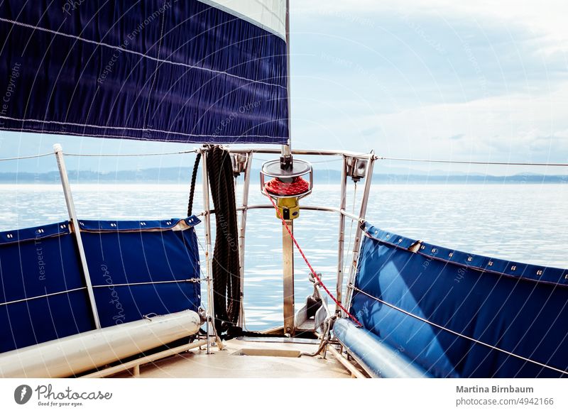 Focksegel und Spitze eines Segelbootes an einem ruhigen Tag auf dem Wasser Vorderseite reisen Boot Natur Urlaub Sommer Tourismus Meer blau nautisch Landschaft