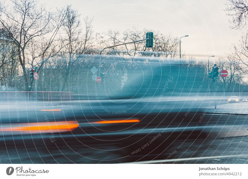 Verkehr in Erfurt Langzeitbelichtung auf der Straße im Winter Tempolimit Bewegungsunschärfe Verkehrsmittel Verkehrswege Dämmerung Frost Morgen Schnee blau kalt