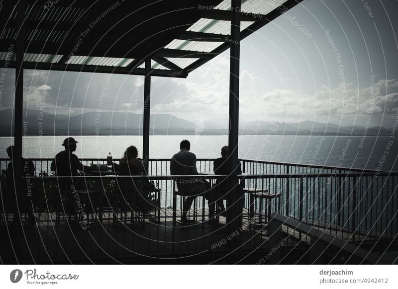 Abendstimmung zum Tagesausklang auf der Terrasse, mit Blick auf den Ozean. Terrasse im Freien Sommer Lifestyle Natur Urlaub sich[Akk] entspannen Vergnügen