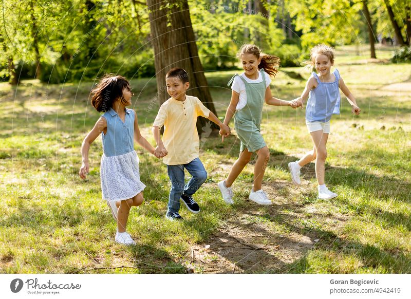Gruppe asiatischer und kaukasischer Kinder, die sich im Park vergnügen aktiv Aktivität Junge hell lässig Kaukasier heiter Kindheit niedlich Abstieg vielfältig