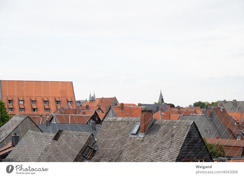 Die Dächer von Goslar Stadt Innenstadt Schindeln grau rot Himmel Deutschland Harz Stadtkern Besiedlung Bebauung Wohnungen Miete