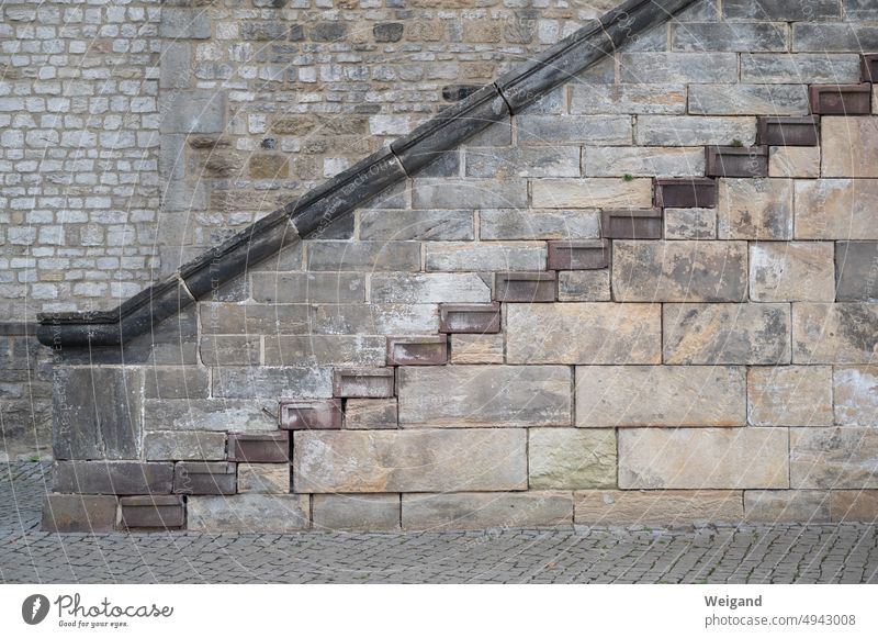 Detailaufnahme Steinmauer mit unterschiedlicher Maserung und Treppenaufgang Sandstein Mauer Sandsteinmauer Textur gelb braun Hintergrundbild Muster natürlich