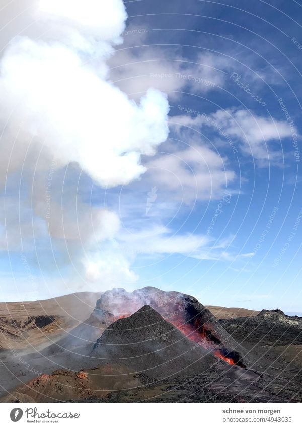 Nach dem Feuer kommt das lodern Vulkan Landschaft Berge u. Gebirge Natur Lava Himmel blau Wasser Farbfoto Island grün vulkanisch Menschenleer Felsen natürlich