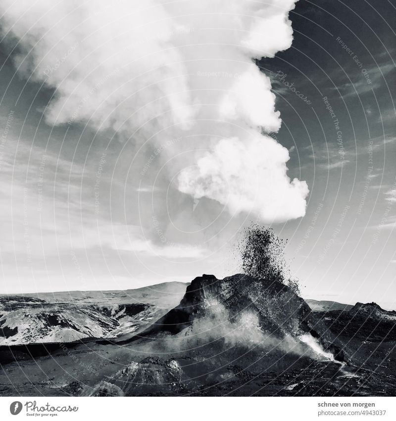 Ausbruch auf höchstem Niveau Berg Vulkan Feuer Eruption Berge u. Gebirge Natur Wolken Lava Landschaft Rauch Himmel Gipfel Außenaufnahme Umwelt Menschenleer