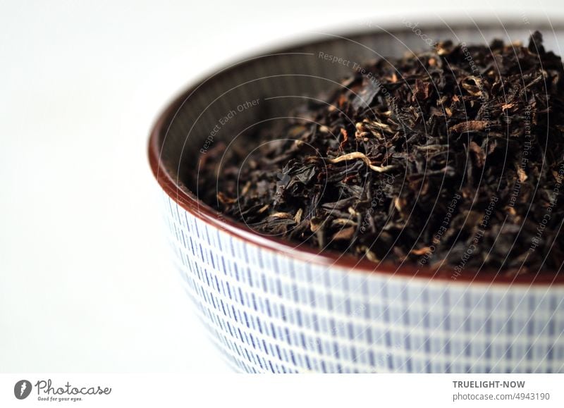 Schwarzer Bio Assam (SFTGFOP1) Tee getrocknet aus dem indischen Teegarten Tonganagaon zweite Pflückung (second flush) in einer dezent gemusterten Keramik Schale fertig zum Aufgießen