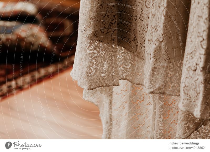 Ein wunderschönes Spitzen-Hochzeitskleid Detail. Atemberaubende weiße Details, hübscher Stil. Brown Hintergrund kopieren Raum. Big Day Vorbereitung Design.