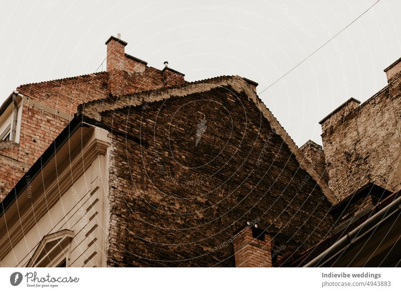 Eine Brandmauer an einem Wohngebäude. Backsteinmauer mit Schornsteinen. abstrakt Antiquität Arkaden Architektur Baustein braun Gebäude Großstadt Stadtbild