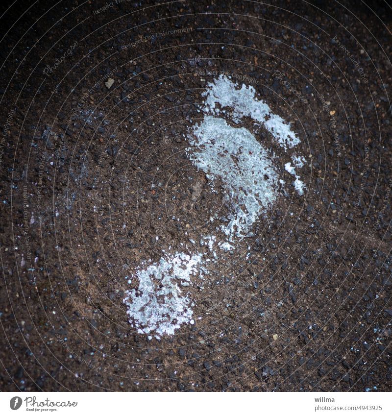 Tatort | Fußabdruck aus der Kreidezeit barfuß Fußspur Farbe helblau Aspalt Zehenabdruck Spurensicherung