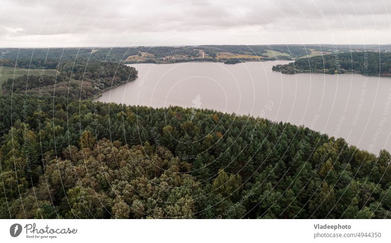 Luftaufnahme von grünem Sommerwald und Straßen, blauer See. Ländliche Landschaft. Wald Natur Wasser Antenne Ansicht reisen oben natürlich Baum ländlich