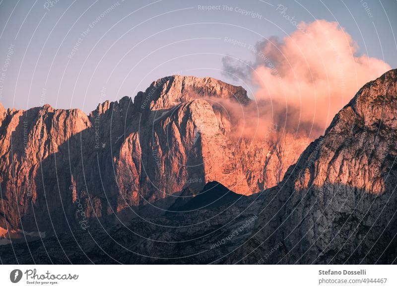 Tiefhängende Wolken in der Nähe eines Gipfels des Monte Presolana, Norditalien Alpin Atmosphäre bergamo bewölkter Sonnenuntergang neue Höhen erkunden Wanderer