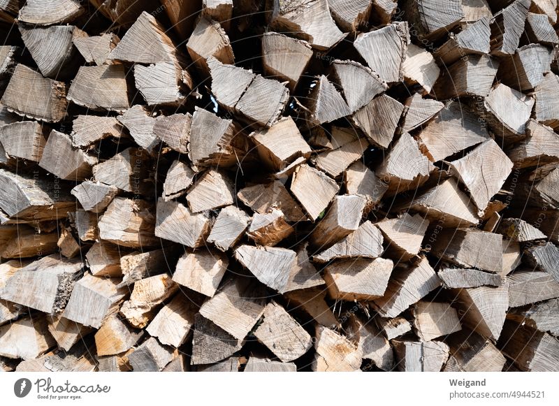 Holstapel als Heizmaterial Holz Brennholz Energie Energiekrise verbrennen Heizen