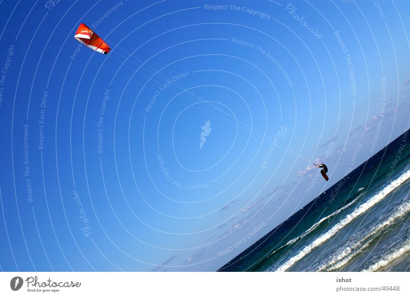 Kitesurf Kiting springen Meer Fallschirm Geschwindigkeit Aktion flysurf blau Sport Himmel fun Nervenkitzel