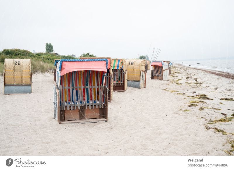 Strandkörbe am Strand an der Ostsee Schleswig-Holstein Sand Ruhe Saison Ende geschlossen Meer Wasser Stille leer Menschenleere