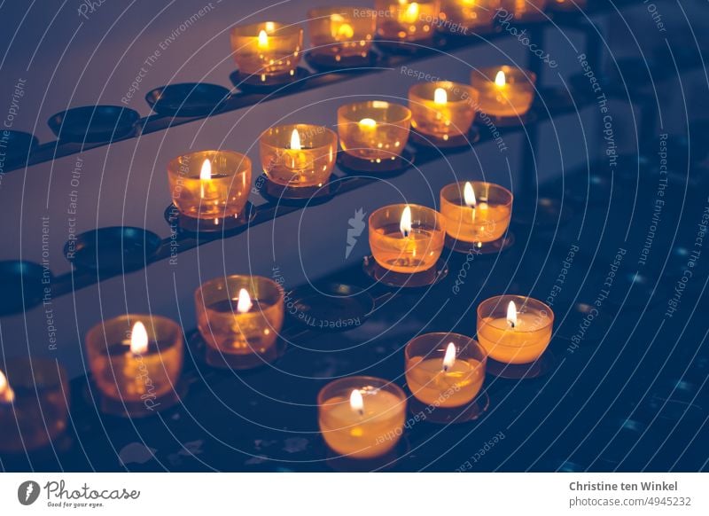 Lichter der Hoffnung in einer Kirche Kerze Kerzenaltar Religion & Glaube Liebe Trauer Christentum Gebet Gedenken Kerzenschein erinnern Tod kerze anzünden beten