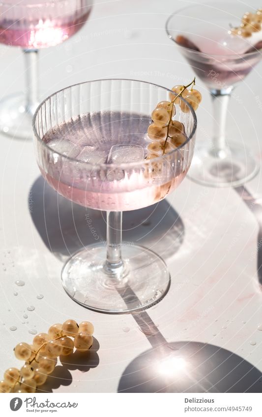 rosa Getränke mit Johannisbeeren dekoriert, weißer Hintergrund - trinken Cocktail Lebensmittel dienen Frucht frisch roh vereinzelt keine Menschen Alkohol