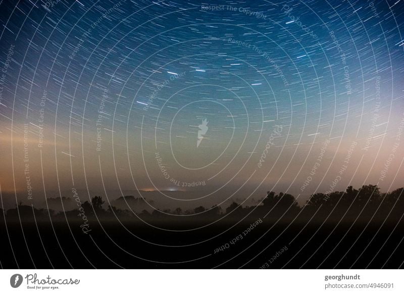 Nebelsternenreise Nacht See Langzeitbelichtung Sterne Nachthimmel Sternenbahnen Dämmerung einsam allein Lichtspur Fluss Kanal Landschaft Space Weltraum