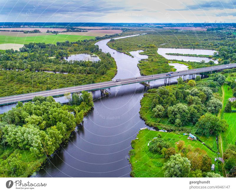Lange Brücke über einen Fluss mit Schwemmlandschaft, Luftbild Schwamm Peene Jarmen Autobahnbrücke Straße Torfstich Flusslandschaft Landschaft Natur Drohne