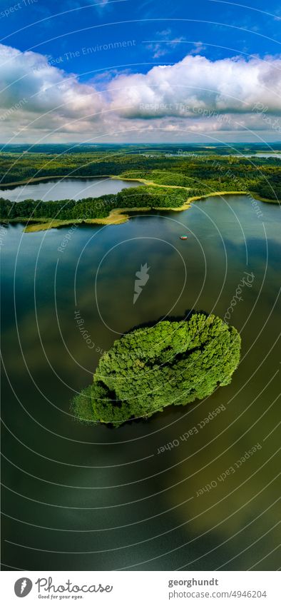 Bewaldete Insel in einer Seenlandschaft. Luftbild. see seenlandschaft mecklenburg vorpommenr brandenburg uckermark insel werder drohne luftbild floss weite