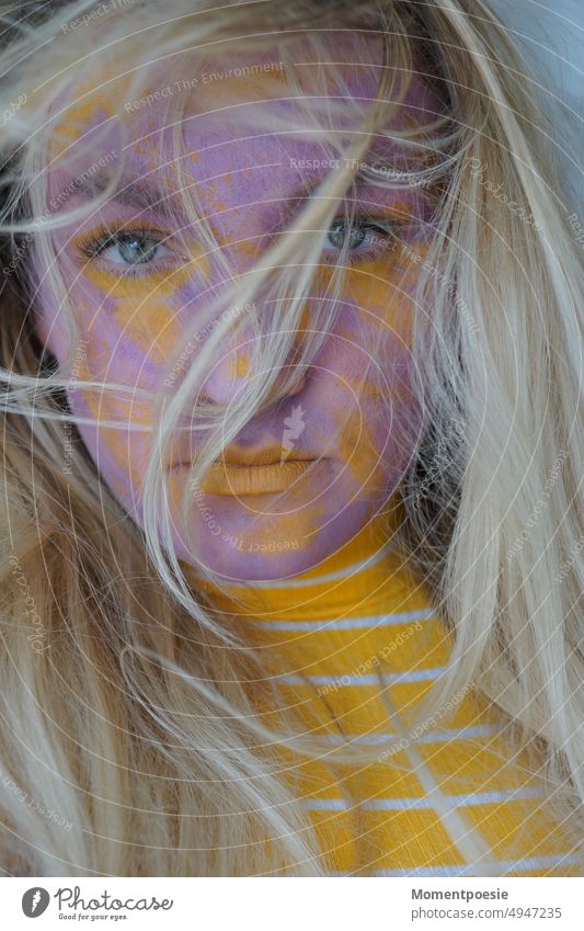 Farben Farbenspiel Farbe bekennen lila gelb angemalt Kunst kreativ Künstlerin blond windig Wind violett farbenfroh mehrfarbig Kreativität zeichnen malen Design