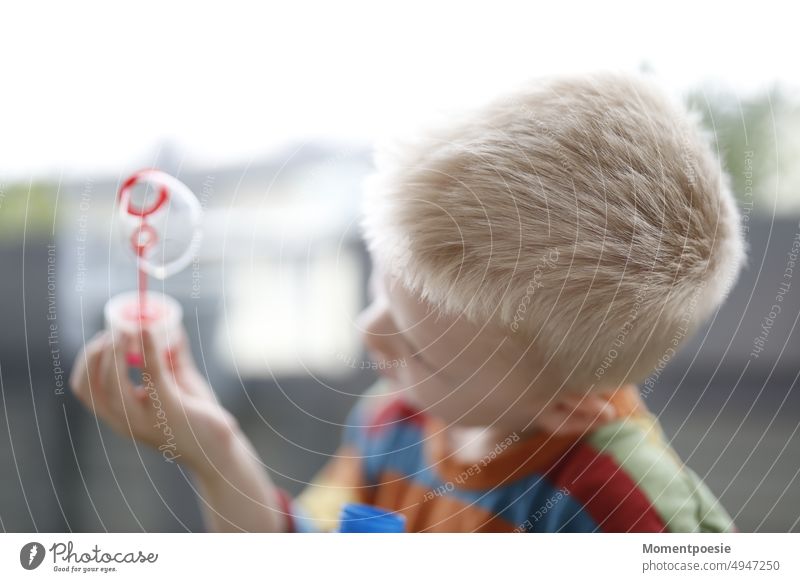 blonder Junge mit Seifenblase bunt träumen Traum Kind Kinderspiel spielen entdecken Spiel Kindheit Kindheitserinnerung Spielen Freude Freizeit & Hobby Glück
