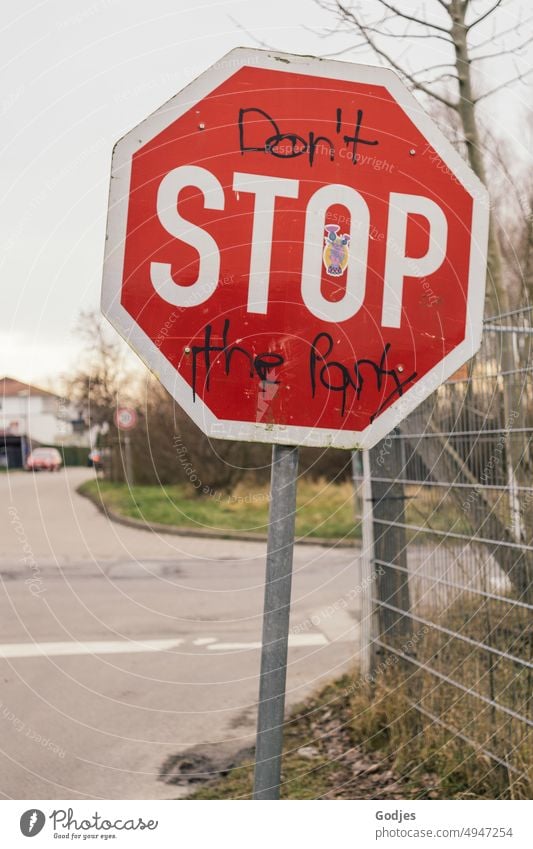 Crime Scene |Stop-Schild mit der Aufschrift 'Don't STOP the Party stoppen Tanzen Stoppschild Schilder & Markierungen Verkehrsschild Straße Außenaufnahme