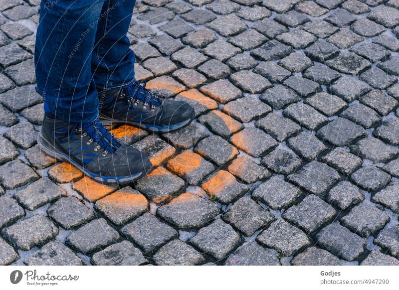 Platzbegrenzung - Person steht in einem Kreis auf einer Coronademo | corona thoughts Marierung Beine Füße Fuß Schuhe Pflastersteine Mensch stehen Außenaufnahme
