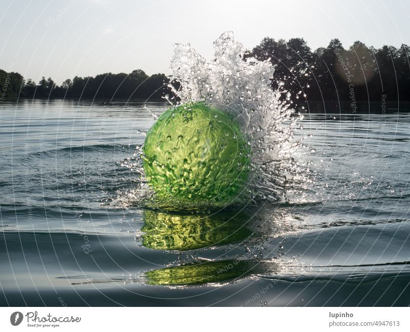 Sommerball Ball grün wasser see sommer wasserspritzer abendsonne bayern moment freude natur außenaufnahme leuchten spiegelung spass vergnügen magisch