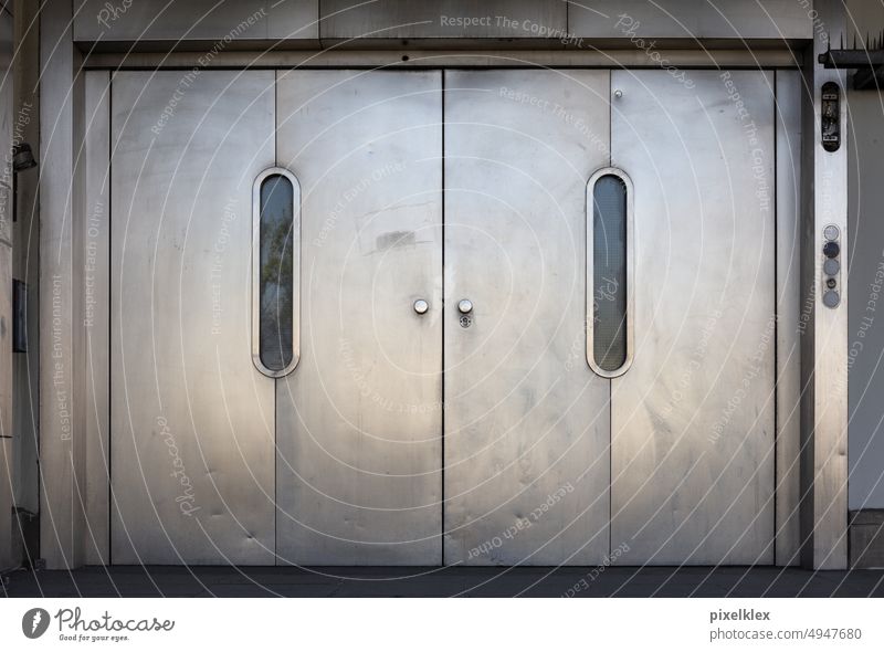 Tür eines Lastenaufzuges Fahrstuhl Aufzug Metalltür Stahl Stahltür Fabrik Fabriketage Industrie Eingang grau Struktur Oberfläche Textur Haus Gebäude Architektur