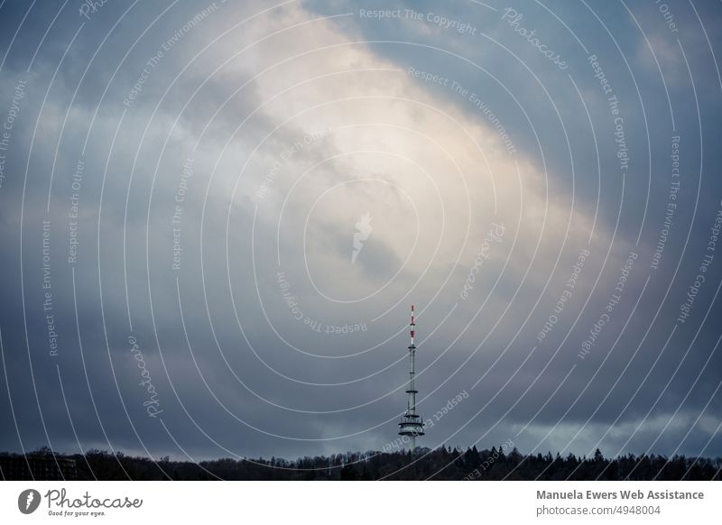 Die Wolkendecke über dem Bielefelder Fernsehturm scheint etwas aufzubrechen fernsehturm hünenburg bielefeld teutoburger wald stürmischer himmel dunkle wolken