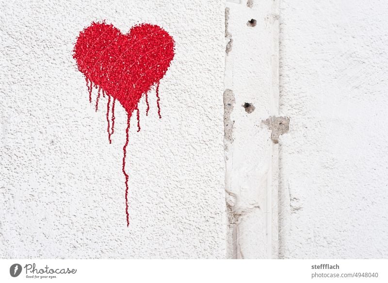Rotes Herz an die weiße Rauhputz Wand gesprüht liebe Weiß Sprayer Sprühdose Graffiti Gefühle Liebe Mauer Romantik Verliebtheit Zeichen Farbfoto Menschenleer
