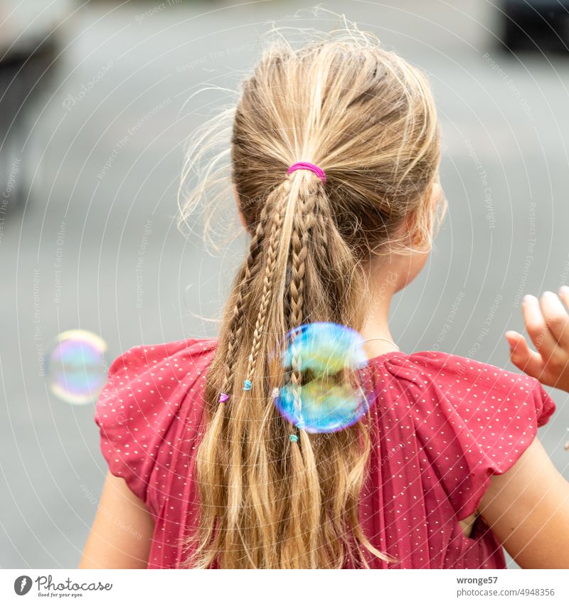 hinterrücks | filigraner Haarschmuck Thementag Seifenblasen schillernd bunt Kind Mädchen Rückansicht lange Haare Außenaufnahme Kindheit Farbfoto