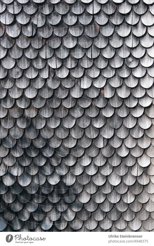 Verwitterte Hauswand mit Schindeln Holzschindel Fassade Fassadenverkleidung nachwachsend alternativ Hausdämmung Schuppen Holzverschindelung alpenländisch