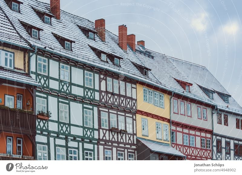 Krämerbrücke Fachwerkhäuser in Erfurt von außen im Winter bei Schnee farbenfroh bunt Ferien & Urlaub & Reisen Städtereise Tag Sightseeing Haus Stadtzentrum kalt