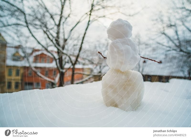 kleiner Schneemann in Erfurt Winter Außenaufnahme Jahreszeiten Spielen Freude Kindheit Frost kalt weiß Glück Weihnachten Feiertag Fröhlichkeit gefroren Wetter