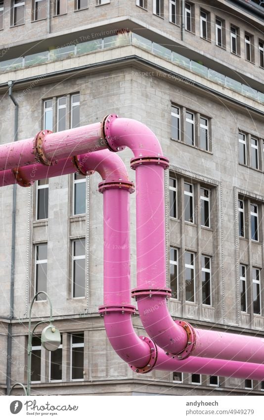 Rosa Abwasserrohre im Westen Berlins Gebäude Business Großstadt verbinden Anschluss Zwischenstück Konstruktion Baustelle kreativ Kreativität durchkreuzen anders
