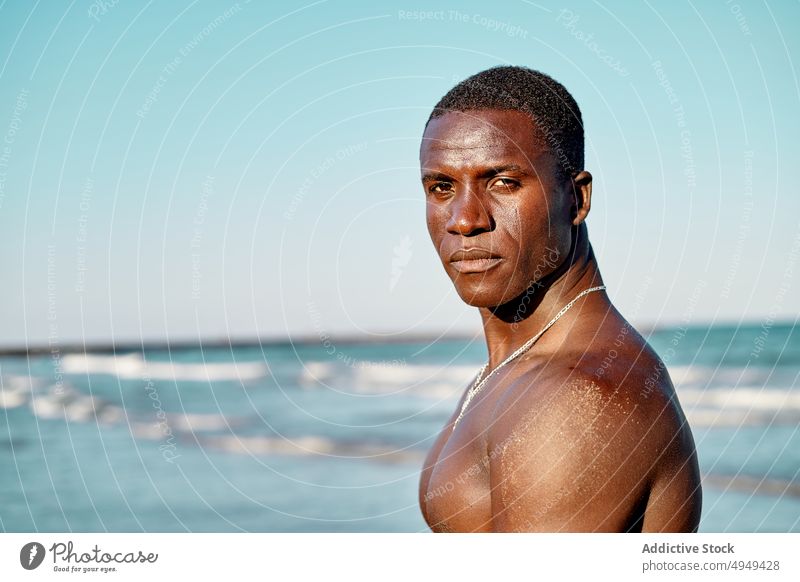 Schwarzer männlicher Tourist steht am Meer Mann Strand MEER Sommer Wochenende Resort Urlaub Feiertag Küste Ufer Tourismus Aktivität Wasser Afroamerikaner