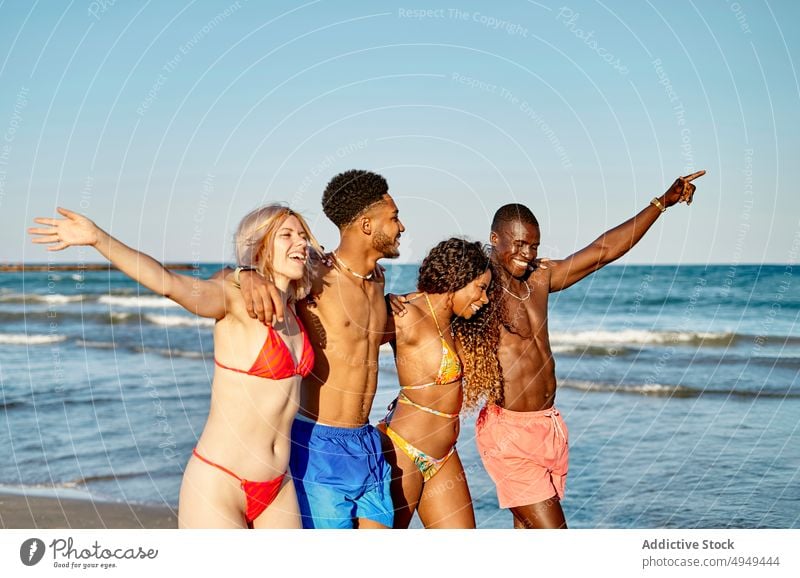 Verschiedene Freunde, die sich umarmen und am Meer spazieren gehen Spaziergang MEER Strand Umarmung Glück Lächeln Zusammensein Wochenende Sommer Männer Frauen