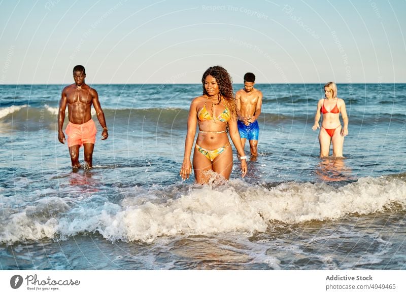 Vielfältige Männer und Frauen im Meer Freund MEER Spaziergang winken Sonnenuntergang Spaß haben Wochenende Sommer Zusammensein vielfältig rassenübergreifend