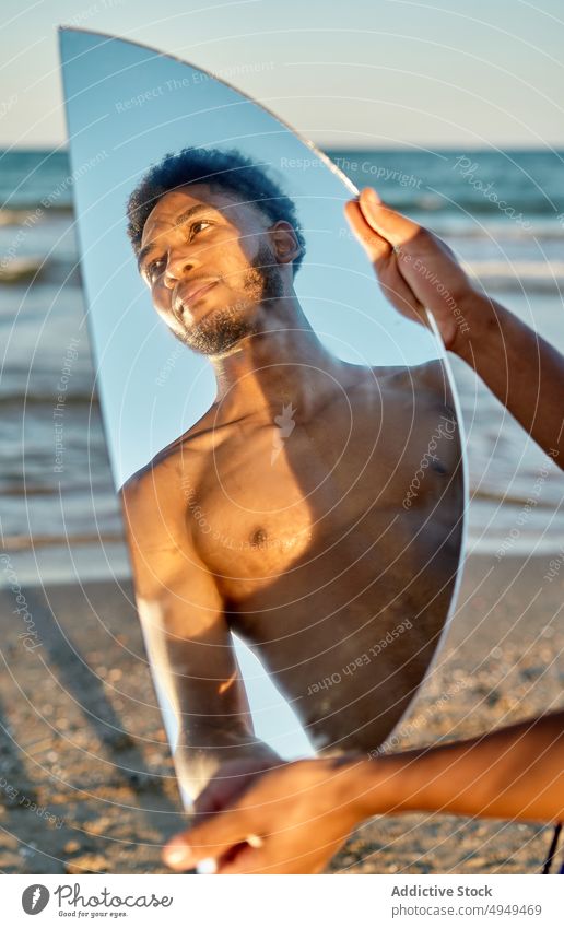 Schwarzer Mann mit Spiegel am Meer Strand Reflexion & Spiegelung Sommer MEER Wochenende Halbkreis Feiertag Resort männlich jung schwarz Afroamerikaner ethnisch