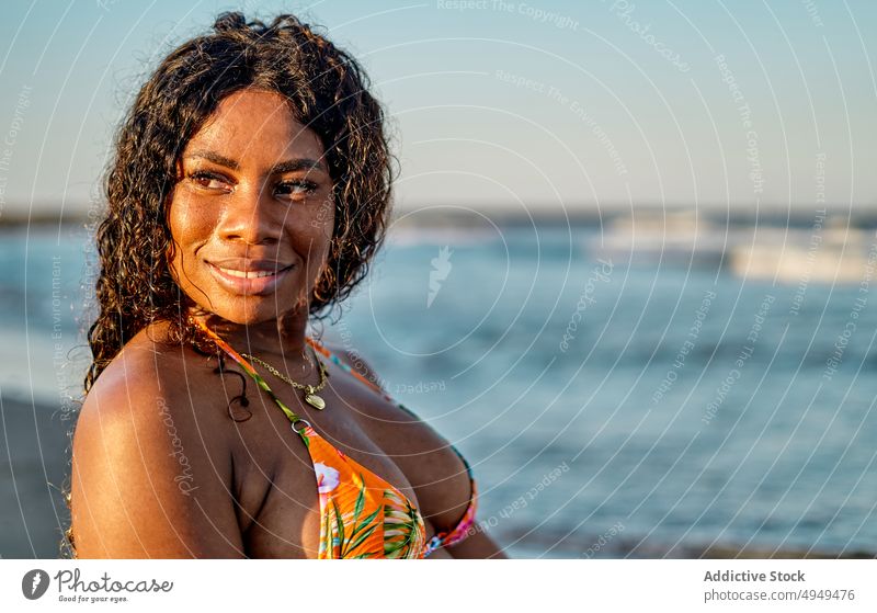 Glückliche schwarze Frau am Meer Strand MEER Lächeln Tourist Wochenende Bikini Sommer Urlaub winken Resort Afroamerikaner ethnisch Feiertag Optimist froh