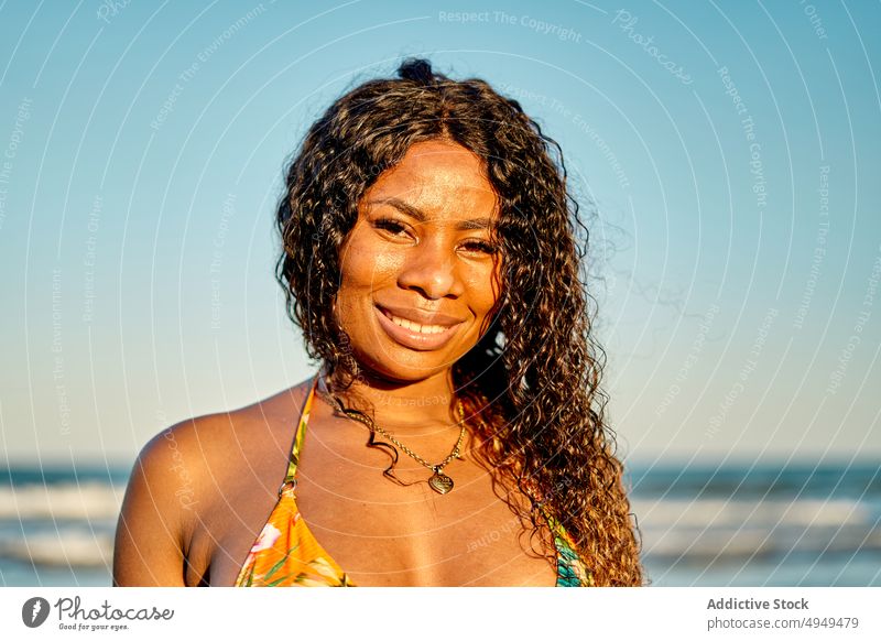 Glückliche schwarze Frau am Meer Strand MEER Lächeln Tourist Wochenende Bikini Sommer Urlaub winken Resort Afroamerikaner ethnisch Feiertag Optimist froh