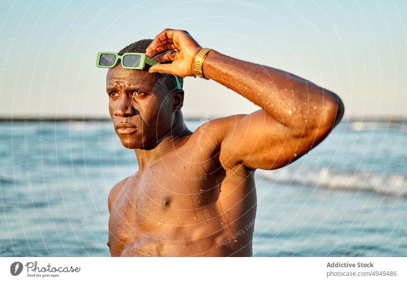Schwarzer Mann ohne Hemd im Meerwasser MEER Wasser Wochenende Sommer ausrichten Sonnenbrille Urlaub Sauberkeit männlich muskulös jung schwarz Afroamerikaner