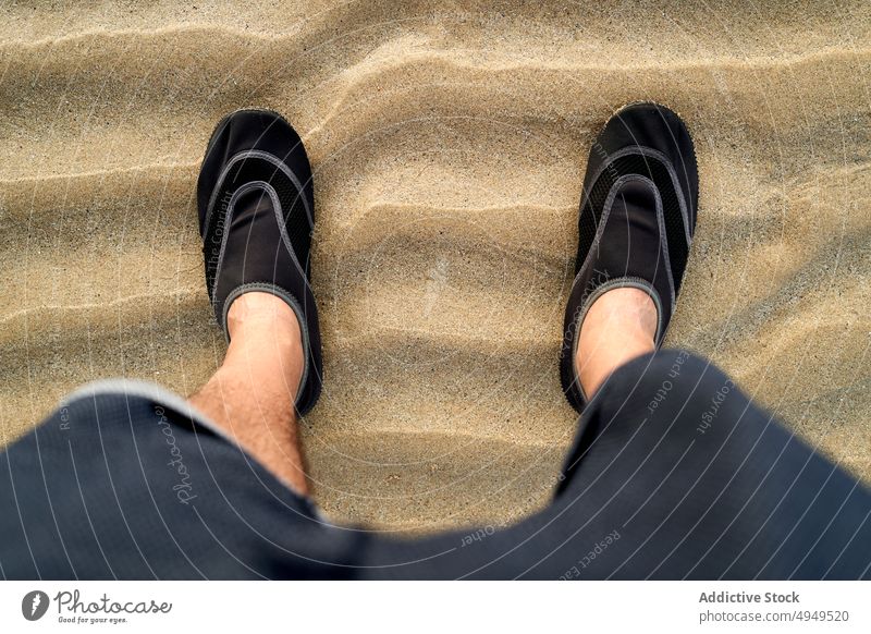 Kropfenmann auf Sand stehend Mann Strand Rippeln Sommer Wochenende Schuh Urlaub Meeresufer trocknen männlich winken Resort Küste Ufer Schuhe Seeküste tagsüber