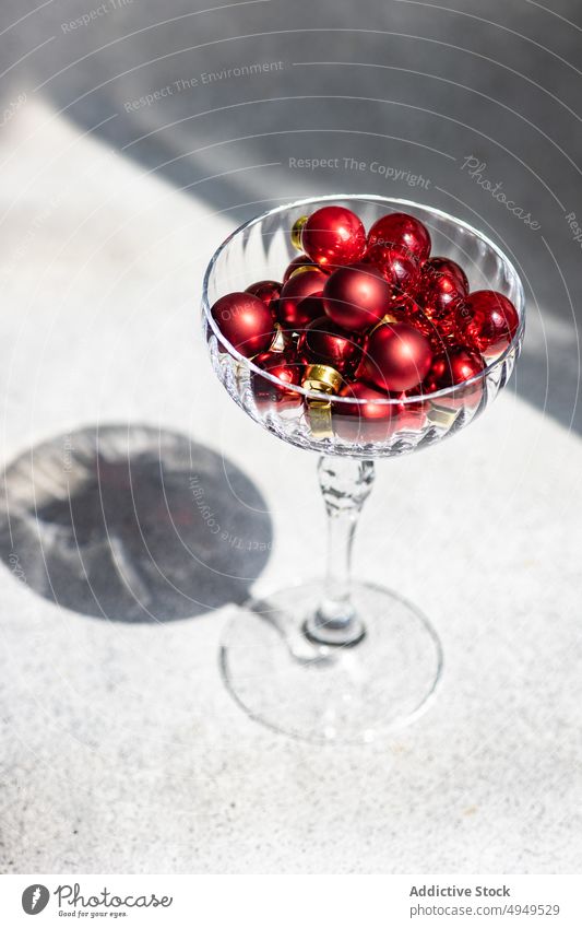Urlaubskartenkonzept mit roten Kugeln und Glas Ball Postkarte Dekoration & Verzierung Champagne Weihnachten Konzept tiefer Schatten festlich Feiertag Sekt Wein