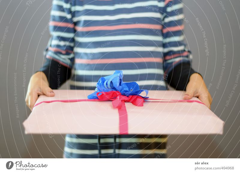 vor dem auspacken Feste & Feiern Geburtstag Kind Mädchen Kindheit Oberkörper 1 Mensch Kleid Geschenk Geschenkpapier Geschenkband blau rot Freude Glück Vorfreude