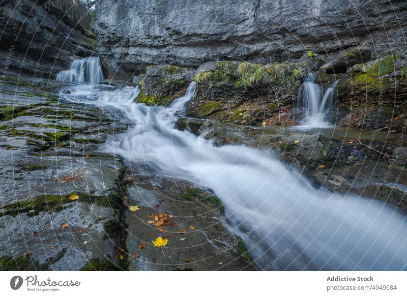 Schneller Wasserfall am felsigen Hang Felsen Berghang Bach fließen schnell Herbst rau Berge u. Gebirge Huesca Spanien ordesa y monte perdido Nationalpark