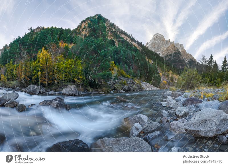Schneller Fluss in der Nähe von Bergen und Wald Berge u. Gebirge Herbst Himmel wolkig Natur Wasser Felsen Baum Huesca Spanien ordesa y monte perdido
