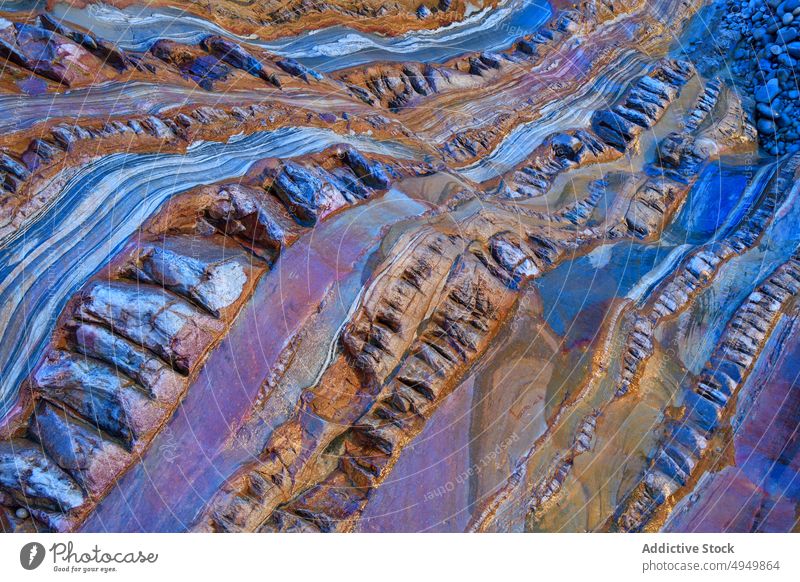 Oberfläche aus blauem und braunem metamorphem Gestein Felsen abstrakt Ornament sanft wellig Hintergrund Textur natürlich Material Mineral Bruchstück uneben