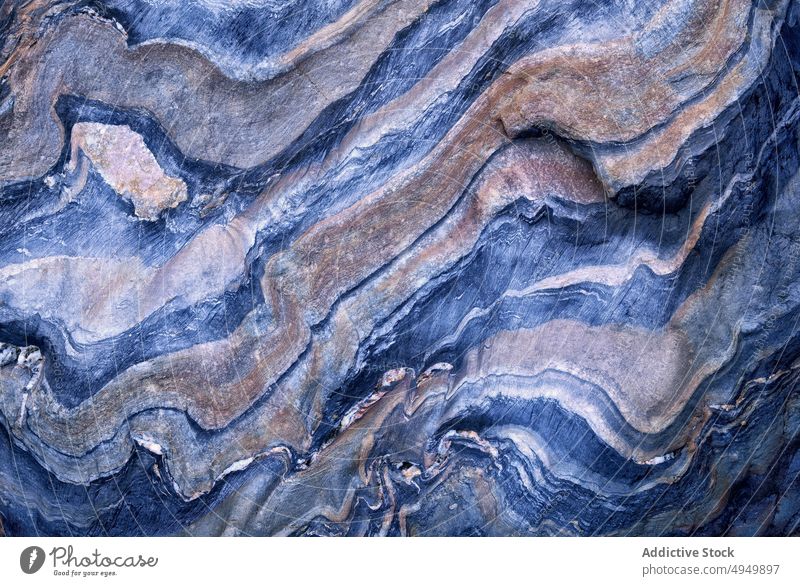 Oberfläche eines blauen metamorphen Gesteins Felsen abstrakt Ornament sanft wellig Hintergrund Textur natürlich Material Mineral Bruchstück uneben Einfluss
